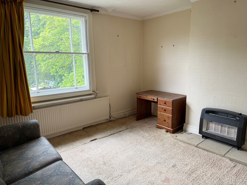Lot: 64 - DETACHED FREEHOLD PROPERTY WITH THREE VACANT FLATS AND GARAGES - Front first floor living room